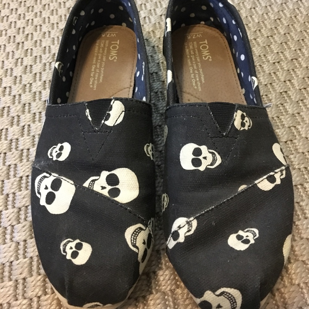 TOMS skull slip ons 💀