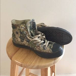 Mens Camo Converse size 7. Barely Worn
