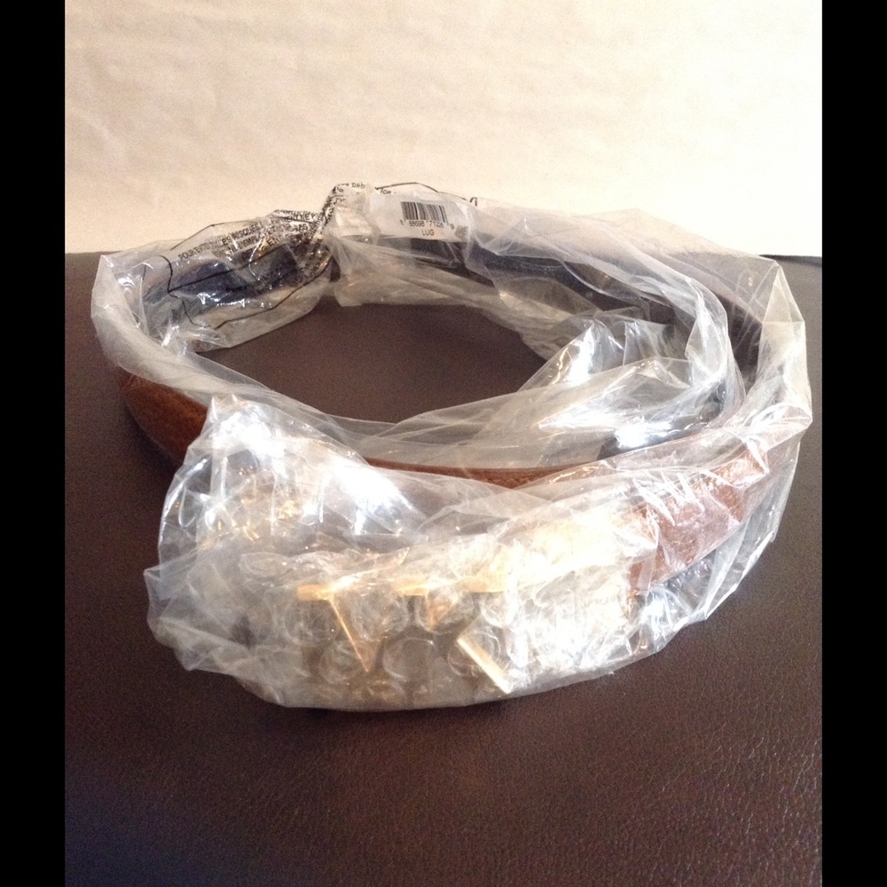 Michael Kors Twist Reversible Leather Logo Belt - Picture 5 of 8