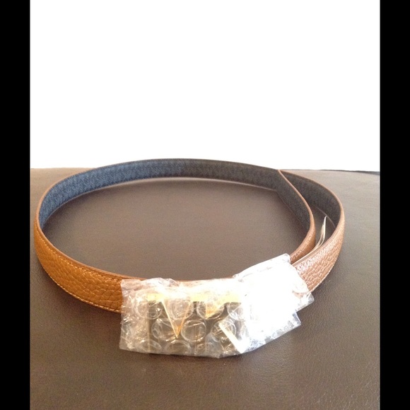 Michael Kors Twist Reversible Leather Logo Belt - Picture 3 of 8
