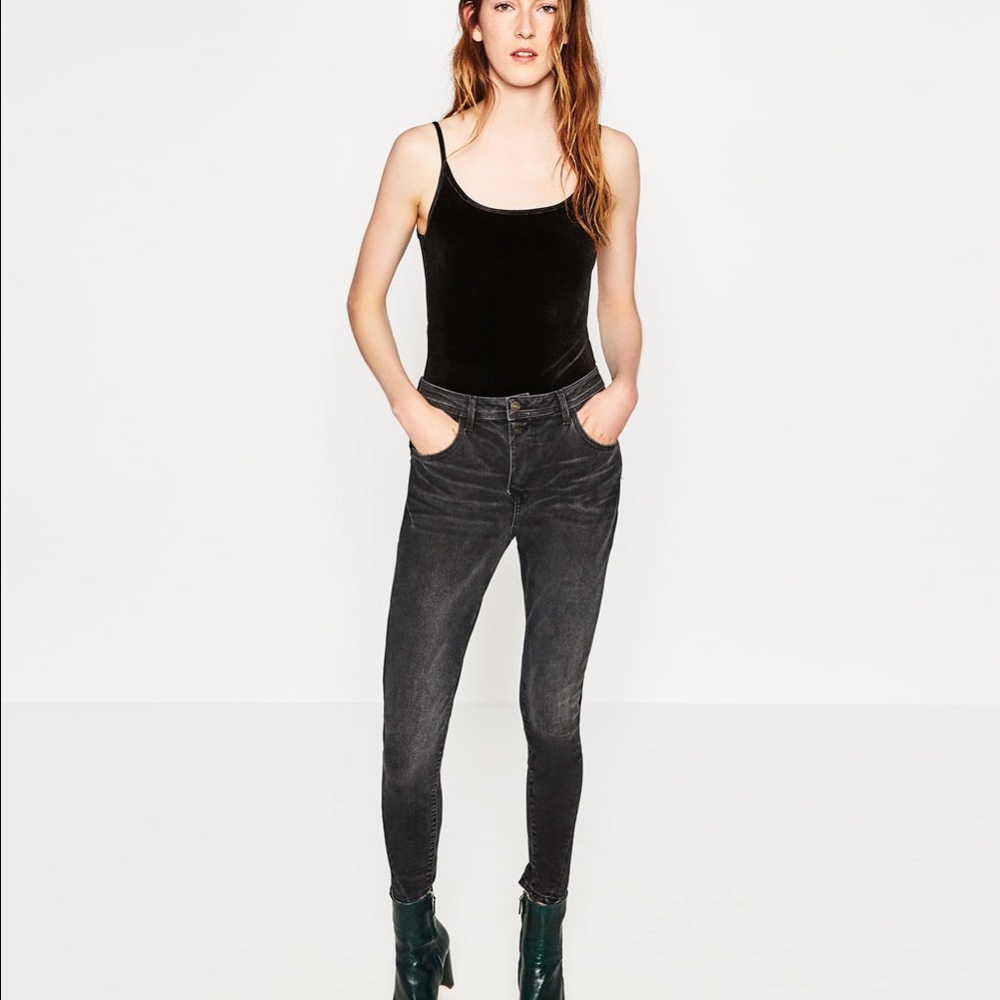 BRAND NEW MID-ZIP DETAIL JEANS!!!!