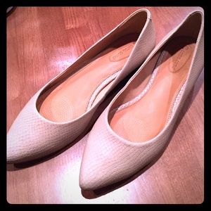 Snake embossed nude 1" wedge. NWOT