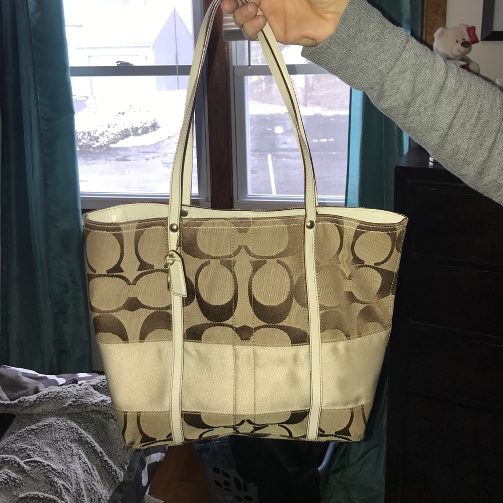 Coach purse not sure if it's real or knock off