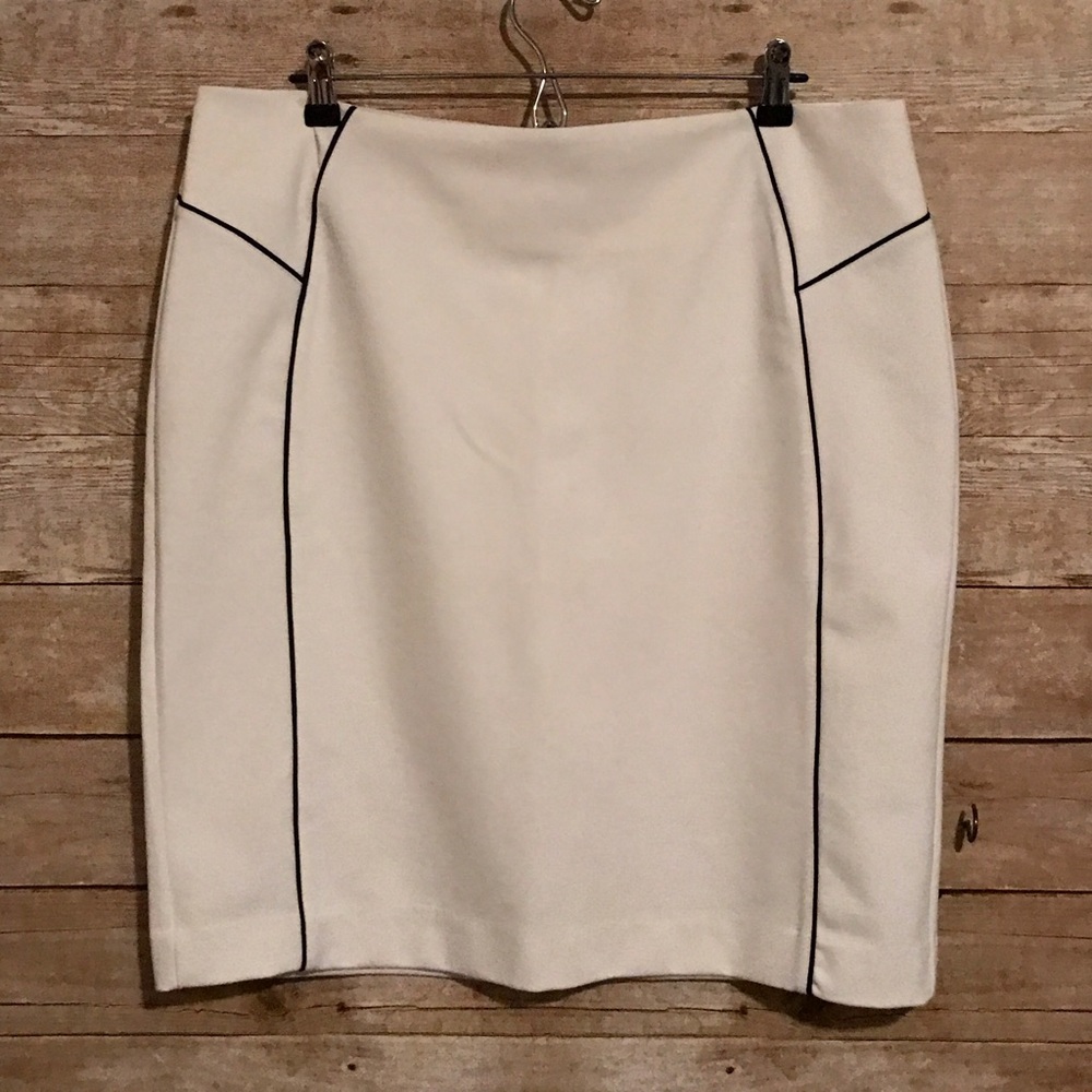 EUC!! White Skirt with Black Piping Trim.