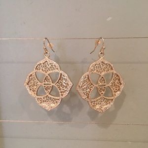 Kendra Scott earring!!
