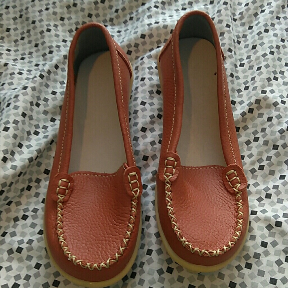 NWOT trendy casual flat shoes