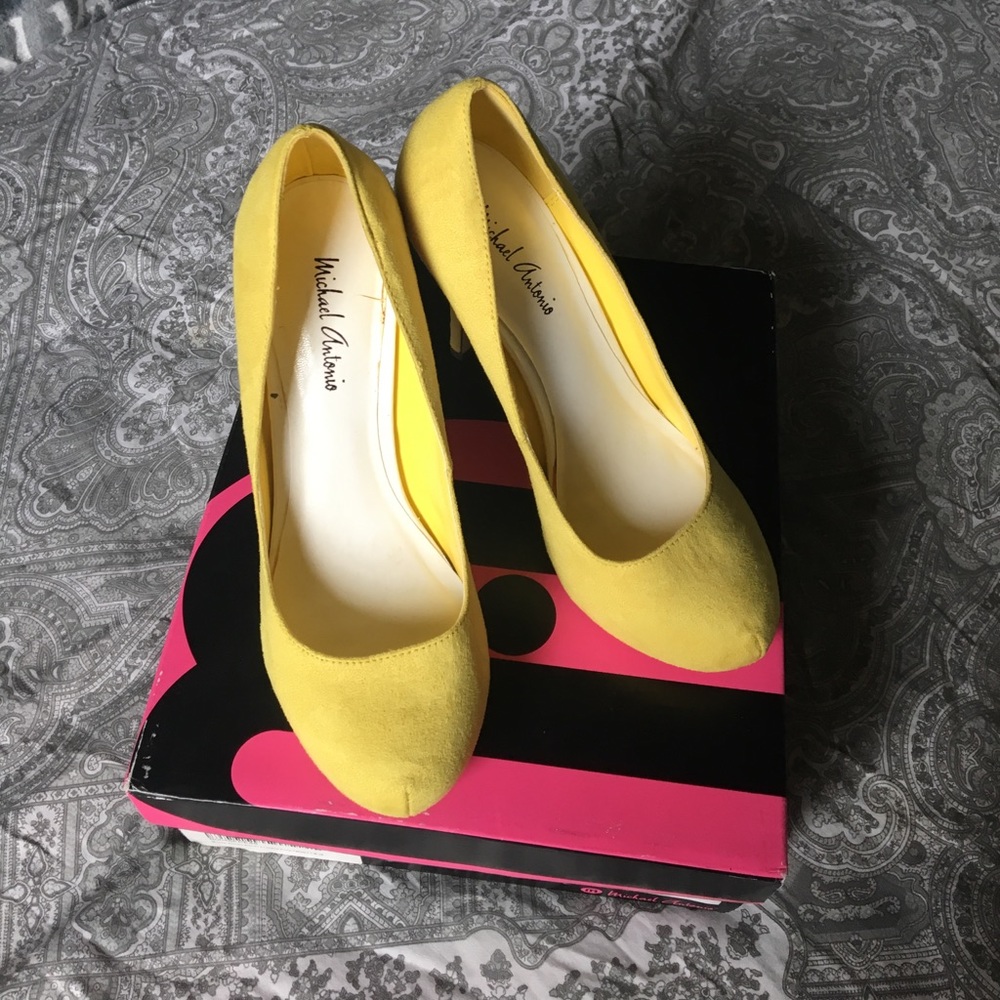 Michael Antonio Women's Loveme Yellow Suede Pump