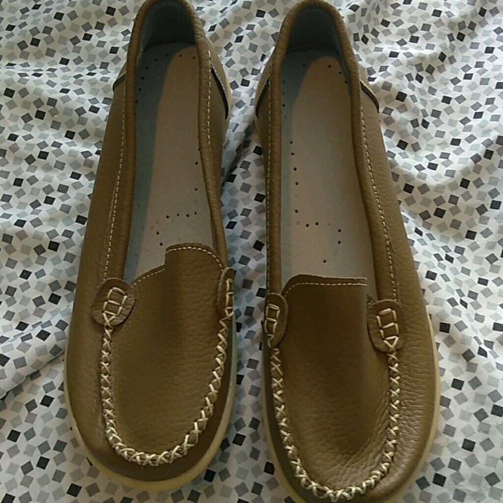 NWOT trendy casual flat shoes