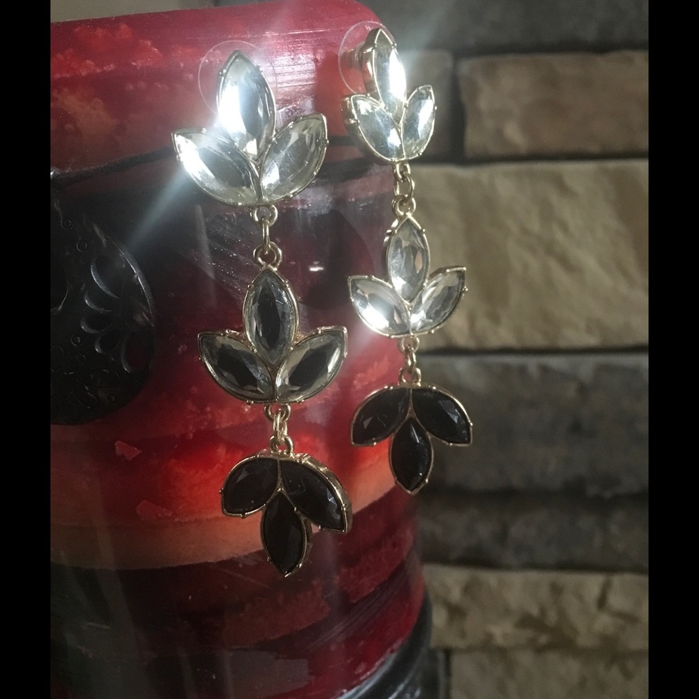 White crystal and black pierced-earrings🌺