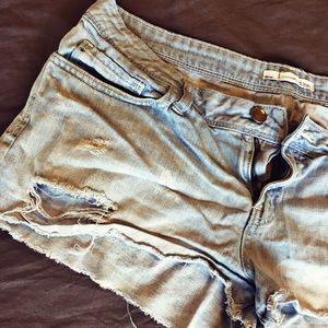 LIGHT WASHED DEMIM SHORTS