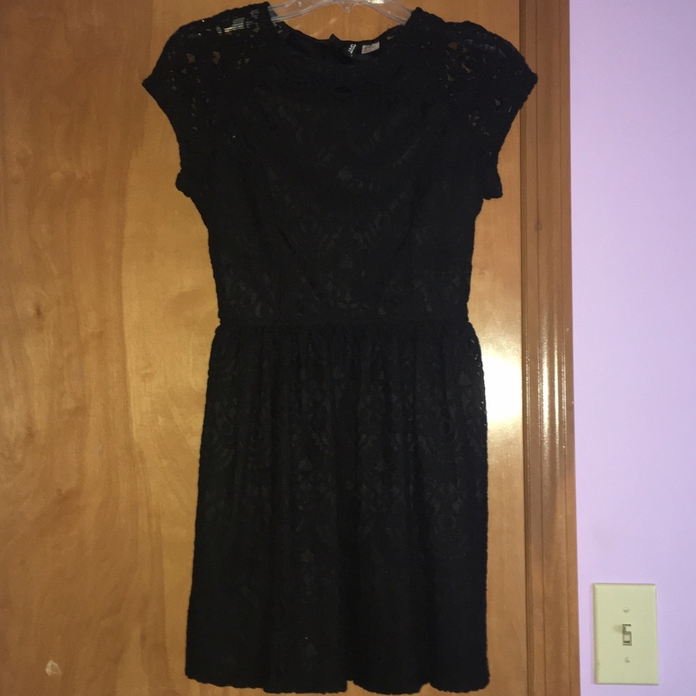 H&M black short sleeved lace dress
