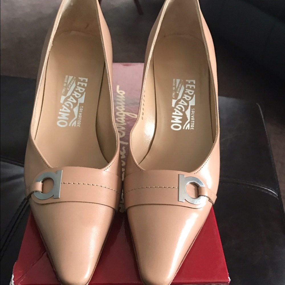 Women's Ferragamo sz 6. GOOD CONDITION WITH BOX !