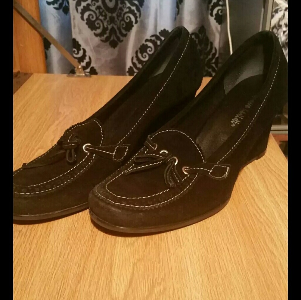 Sz 10 black sued wedged slip on
