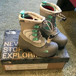 TODAY ONLY!! The North Face Alpenglow III Youth 7
