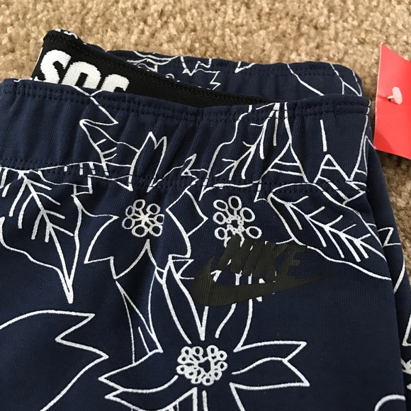 SOLD NWT Nike Print Leggings - Picture 2 of 4