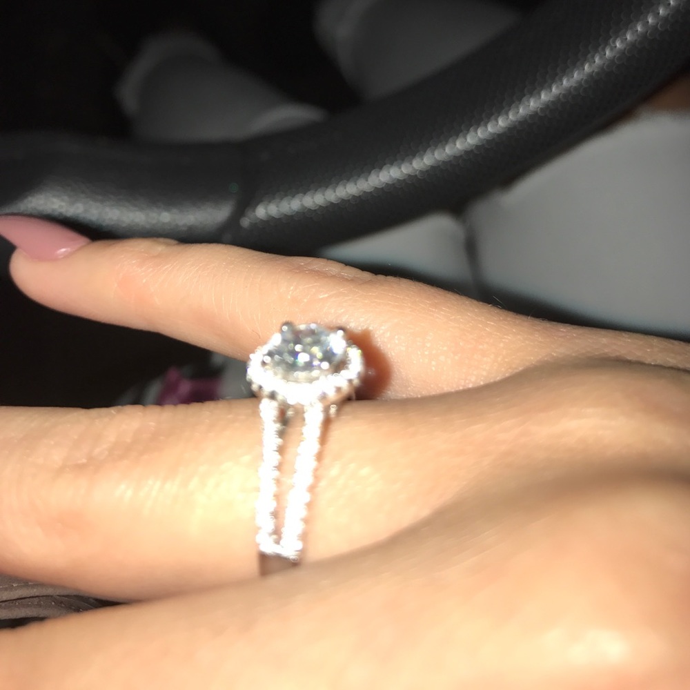 Engagement ring - Picture 3 of 3