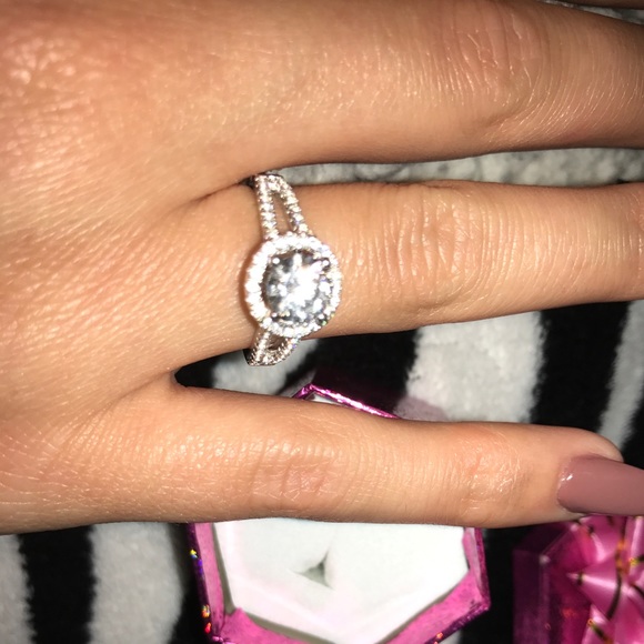 Engagement ring - Picture 2 of 3