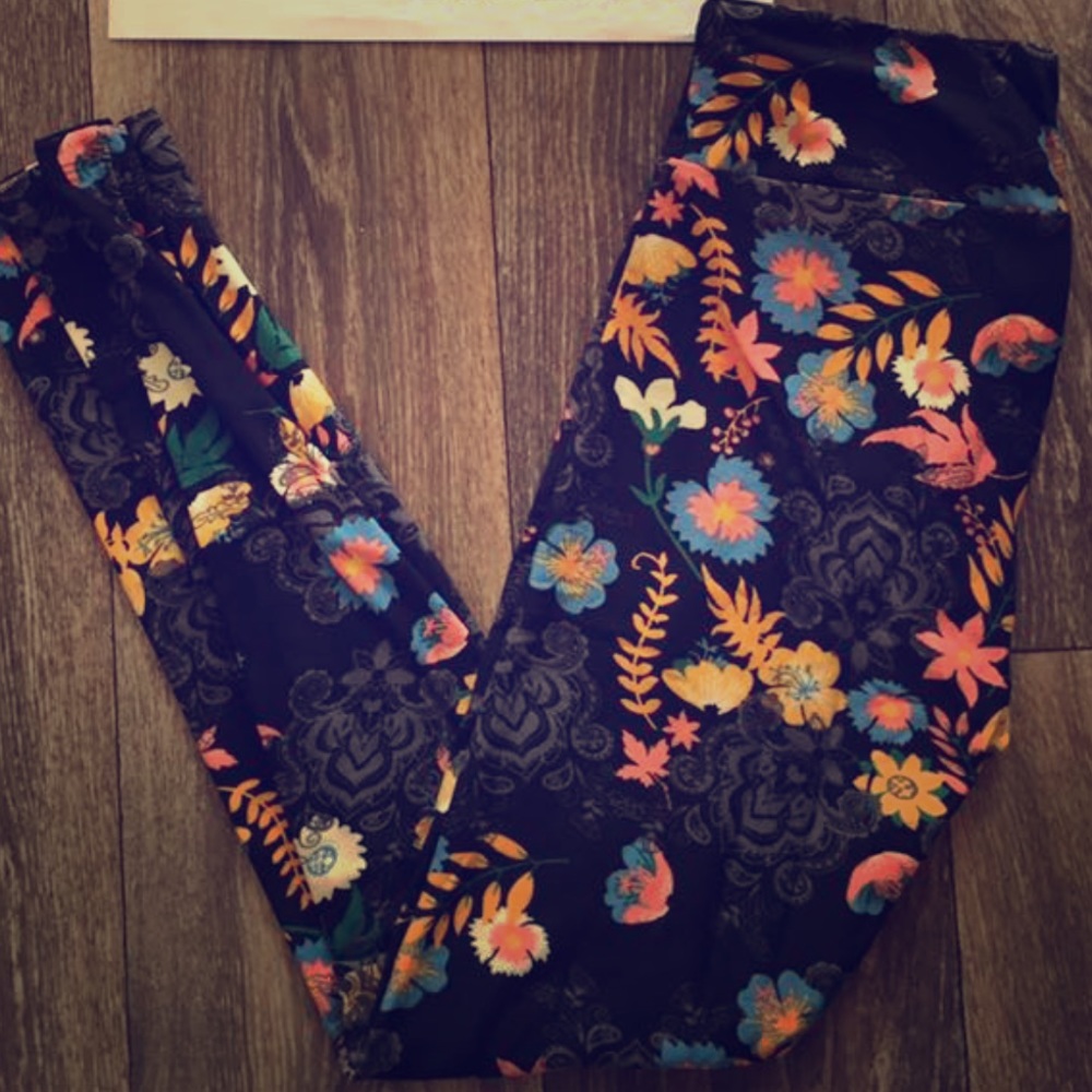 BNWT OS Lularoe black Floral & Paisley 🦄🦄🦄