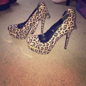 Leopard print pumps