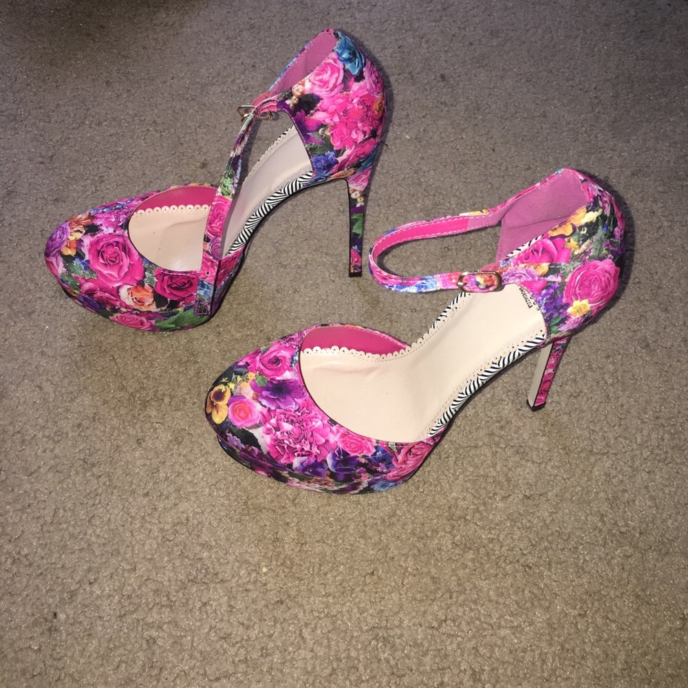 Floral print pumps
