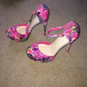 Floral print pumps