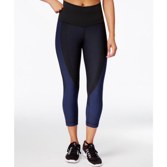 Nike Pants - Women's Nike Zoned Sculpt Capri Leggings
