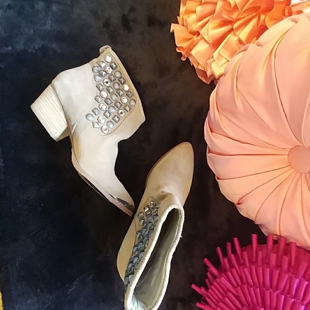 Super cute Chinese Laundry studded ankle bootie