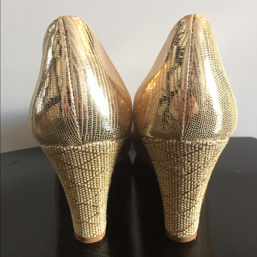 Lilly Pulitzer resort chic gold wedge - Picture 3 of 7