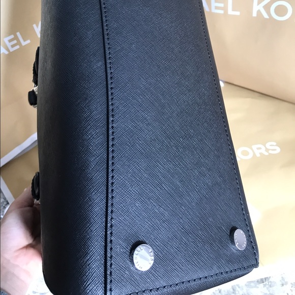 🦋Michael Kors Large Satchel🦋 - Picture 6 of 8