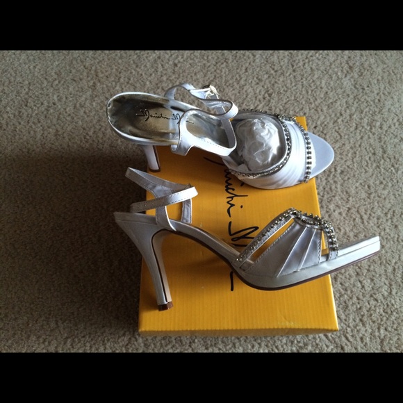 Women's 8.5 high heels. - Picture 2 of 4