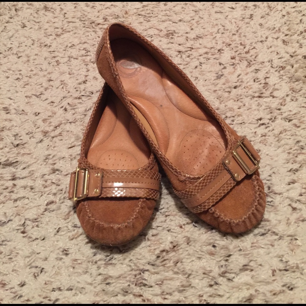 ⭐️ 4 for $8 ⭐️ Flats w/ buckle detail.