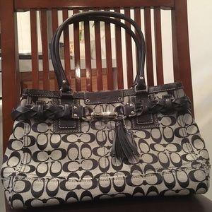 Rare💯% Authentic Coach Signature Mia Tote handbag