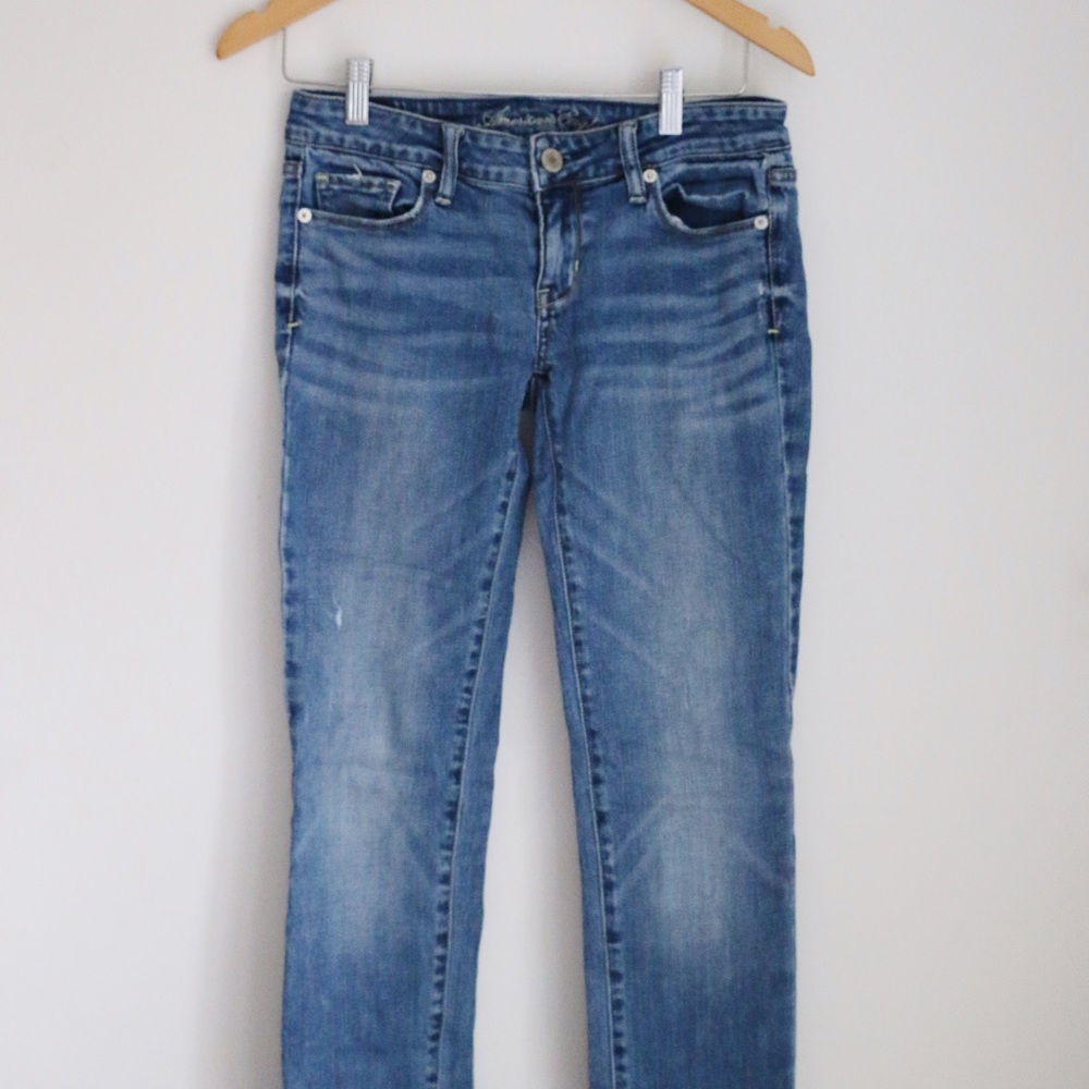 American Eagle Medium Wash Jeans (Size 2 Long)