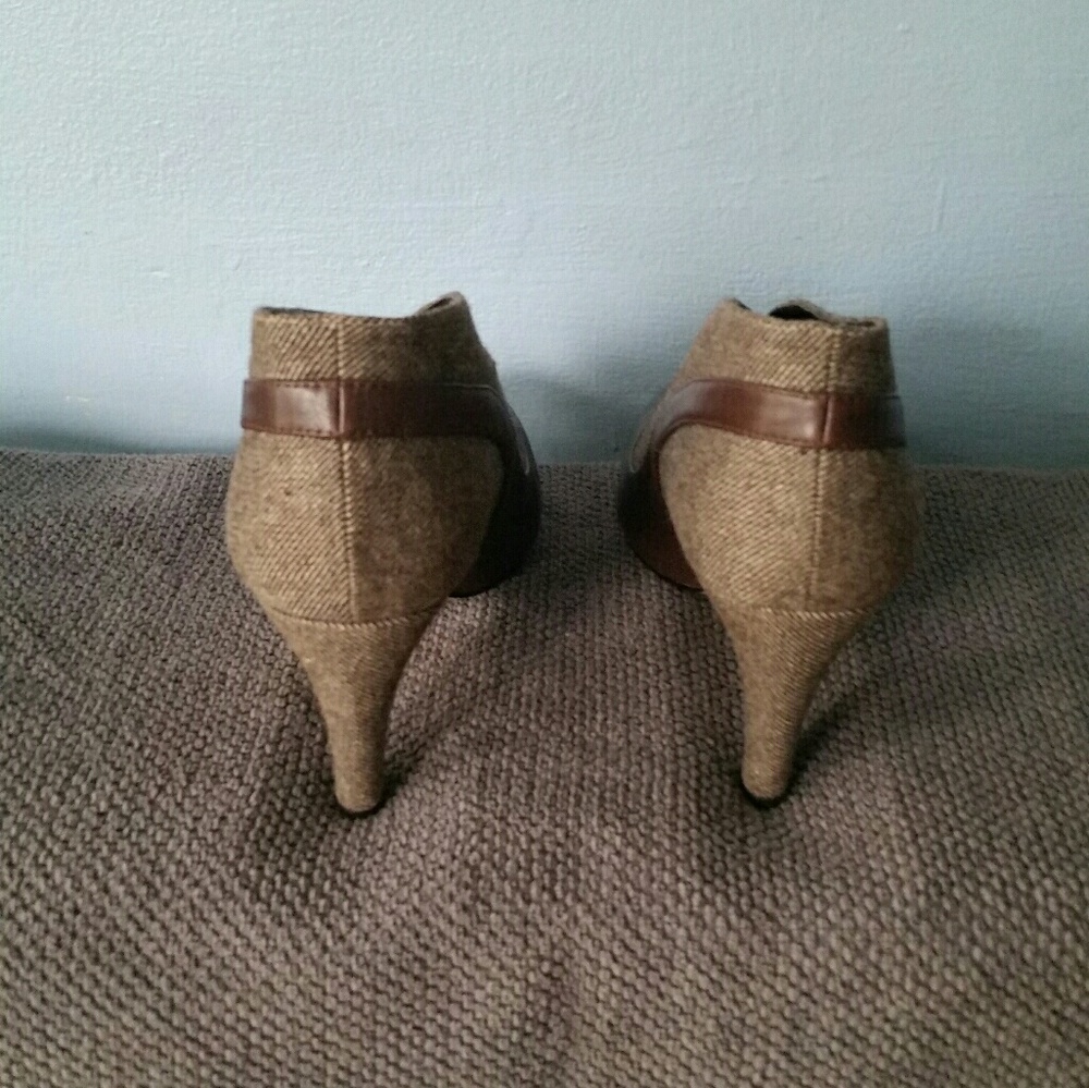 Shoes - Picture 2 of 4
