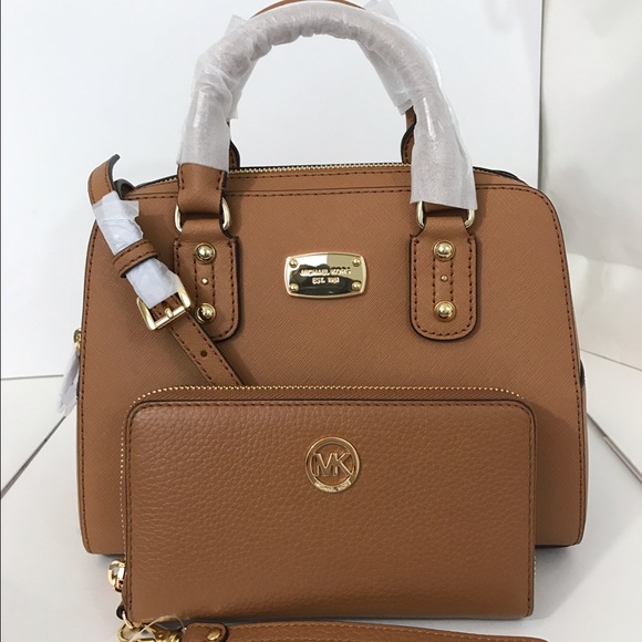 Michael Kors Handbags - 🐿☘️Michael Kors Set☘️🐿