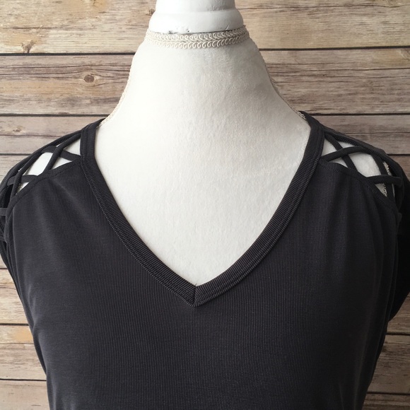 ✨LAST ONE✨Ribbed Tee w/ Caged Shoulder Detail - Picture 3 of 6