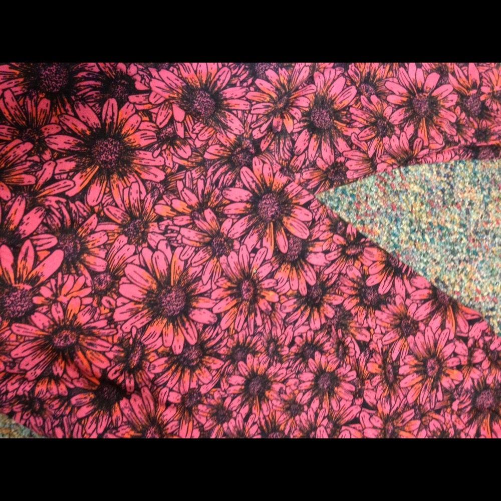 BRAND NEW. TALL AND CURVY LULAROE DAISY LEGGINGS