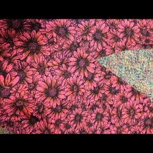 BRAND NEW. TALL AND CURVY LULAROE DAISY LEGGINGS