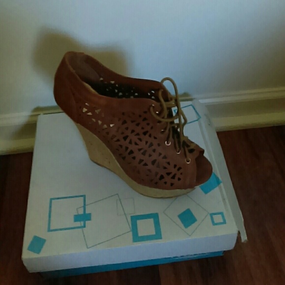 Brand new size 8.5 wedge heels - Picture 3 of 3