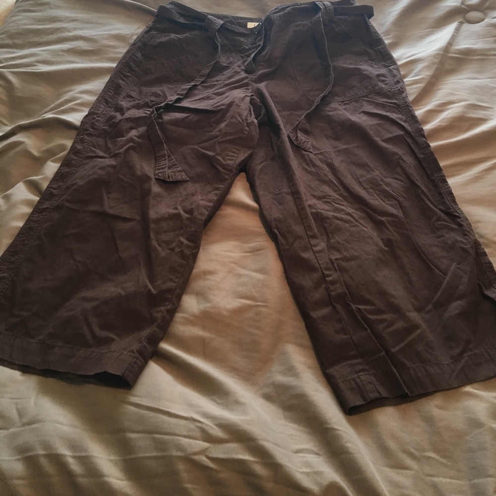 Brown capris