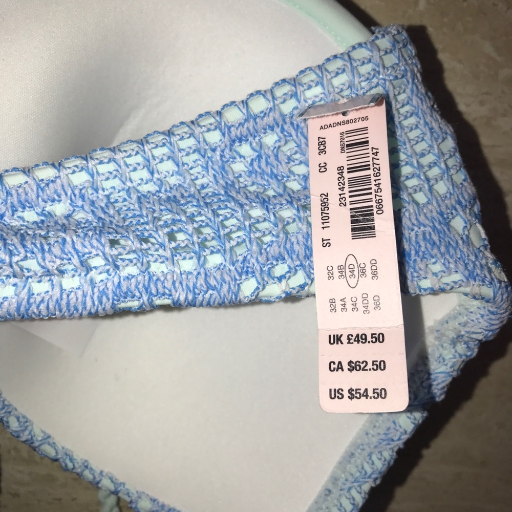 New Victoria's Secret gorgeous crochet bikini top - Picture 4 of 4