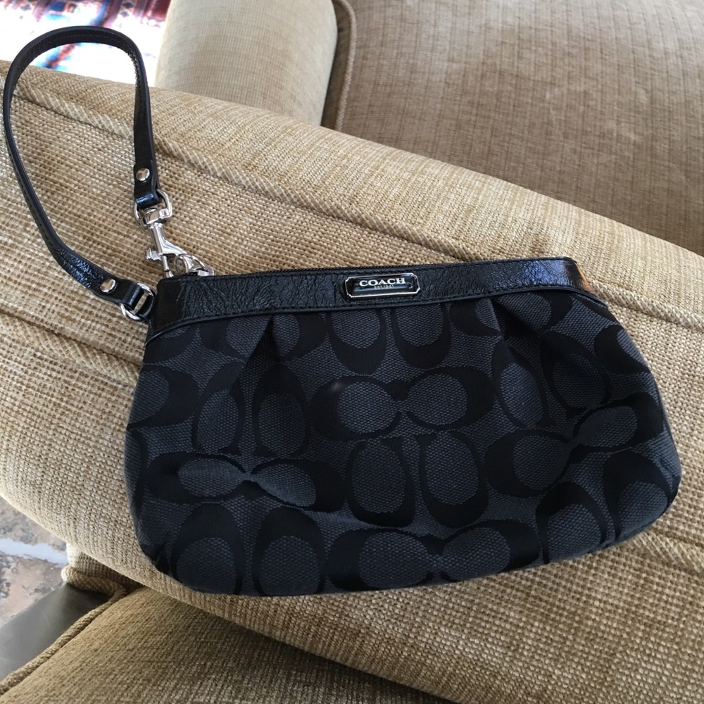 Wristlet in really good condition.