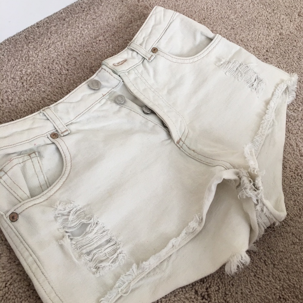 ⬇️Topshop Distress white high waisted booty shorts