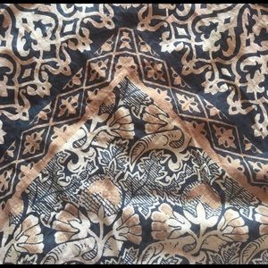 Square scarf with fringe