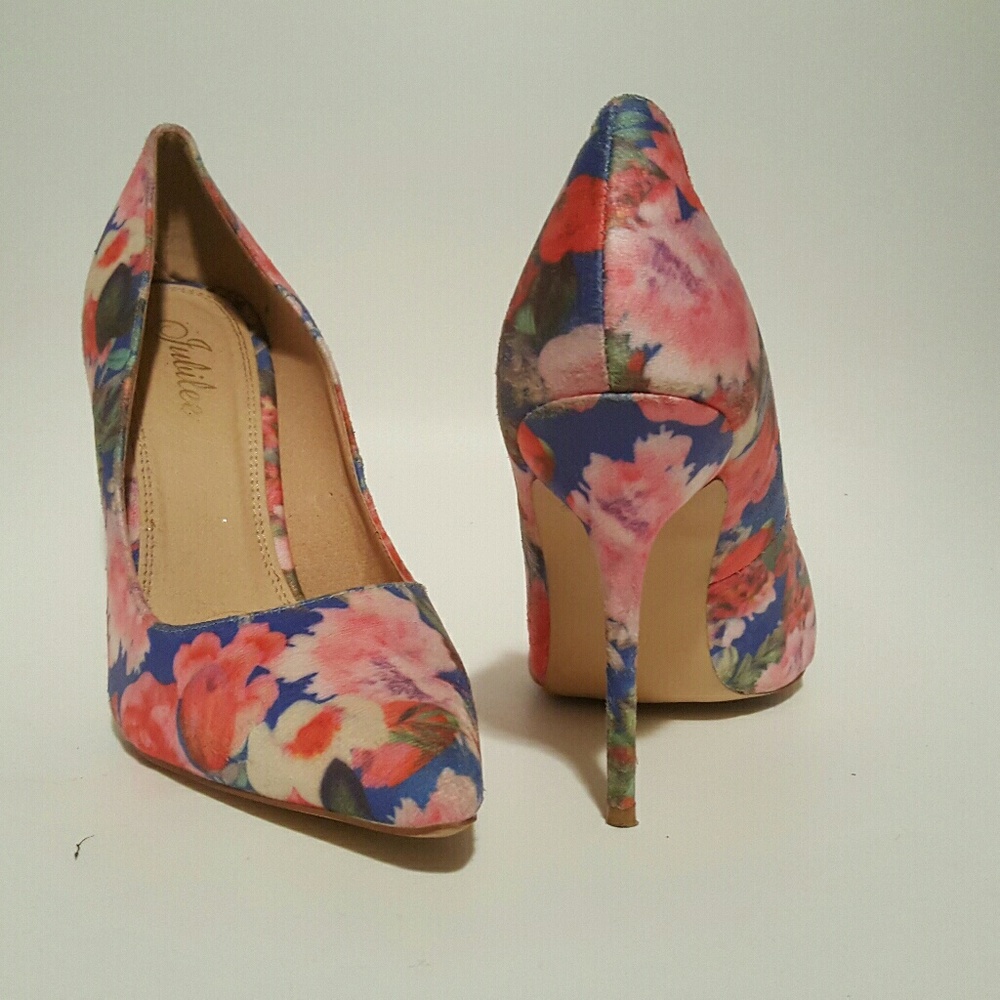 Multi color flower pumps