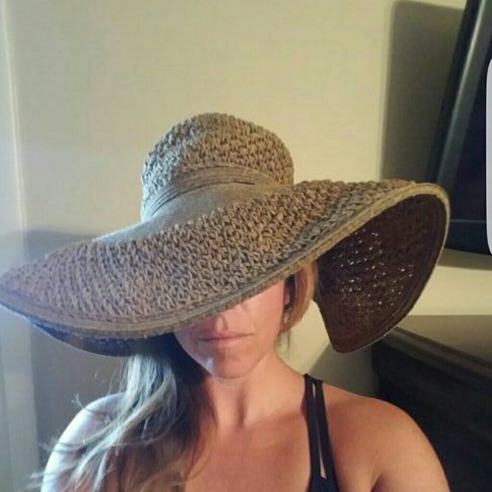 Straw beach hat