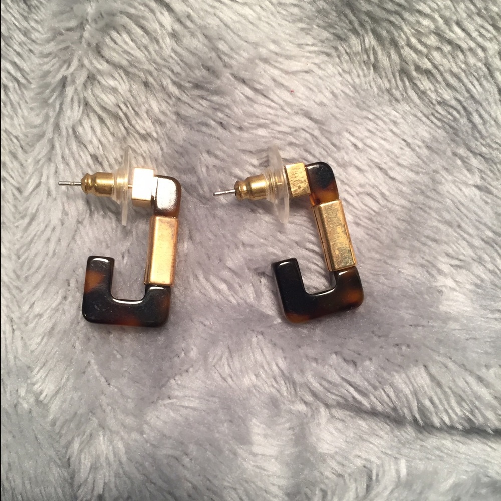 Ralph Lauren turtle shell with gold earrings