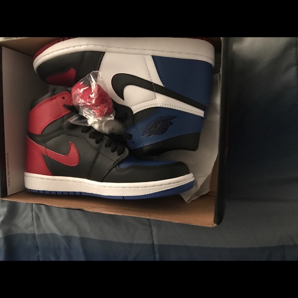 Athletic_Shoes