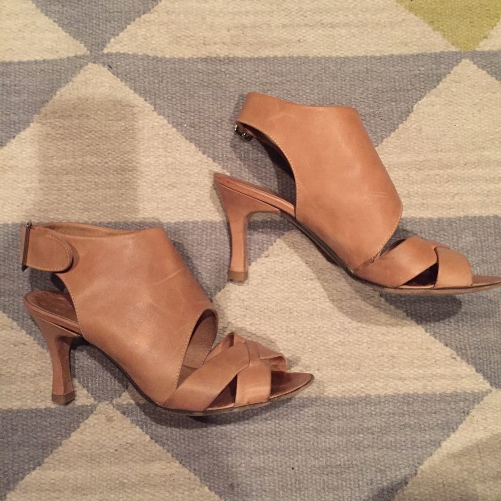 Gorgeous tan color leather sandals. Size 6