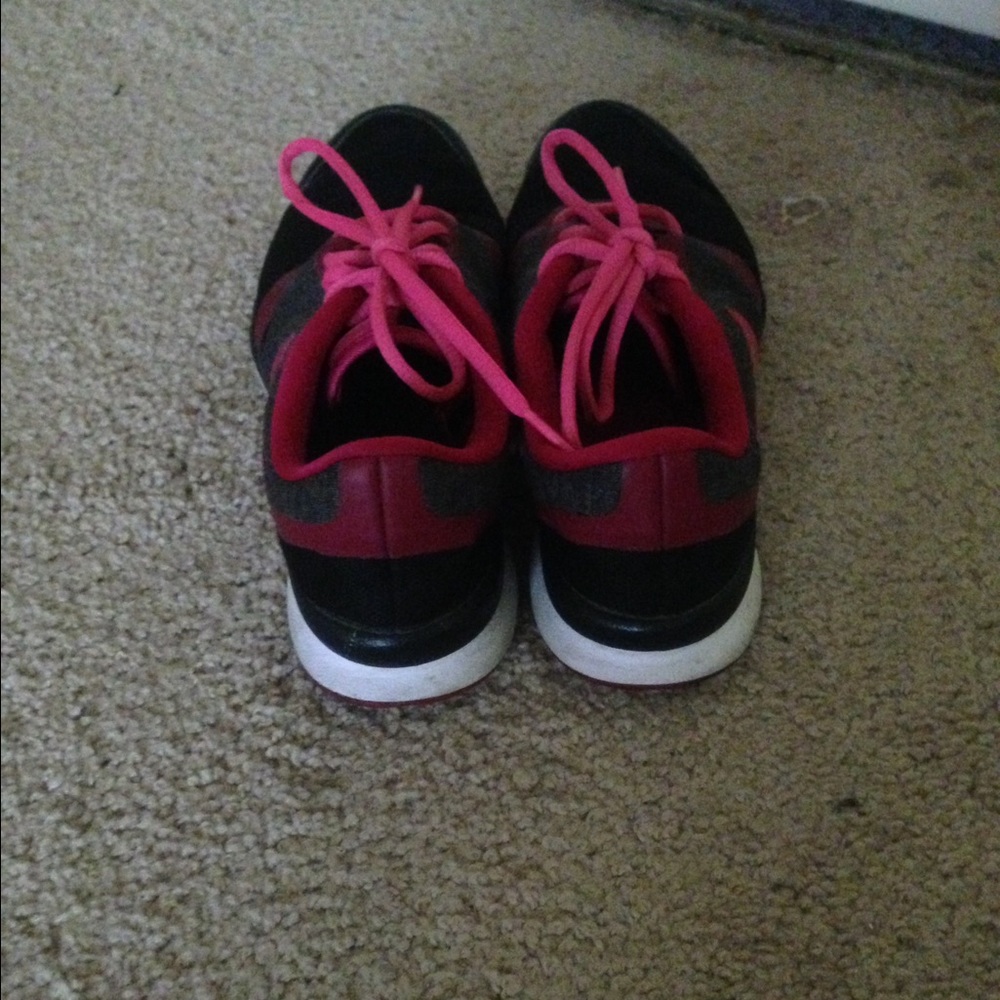 nikes - Picture 2 of 3